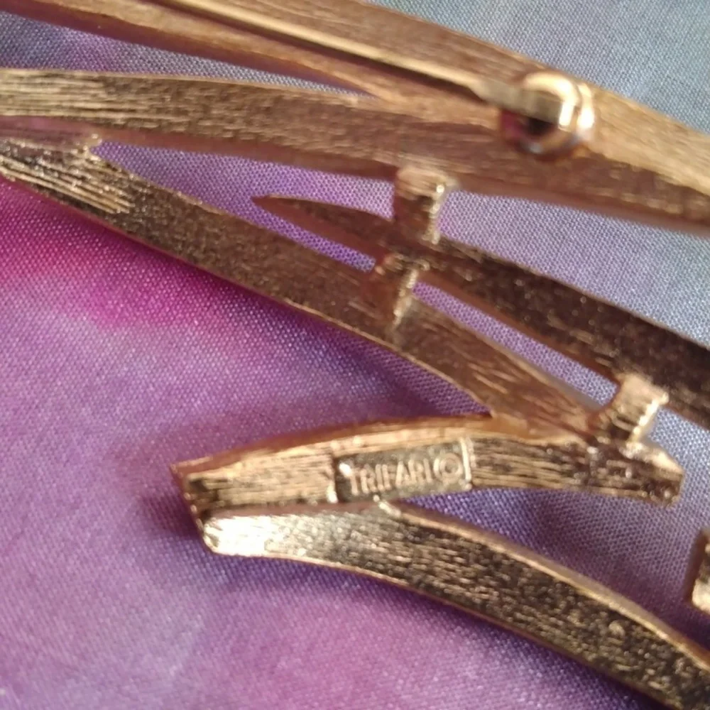 Trifari Signed Feather goldtone Statement Brooch